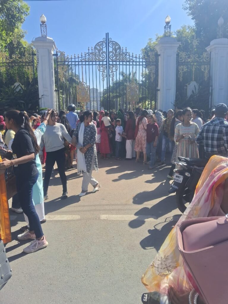 जयविलास म्यूजियम देखने महिलाओं की भीड़ ने रिकार्ड तोड़ा, एंट्री बंद करना पड़ी