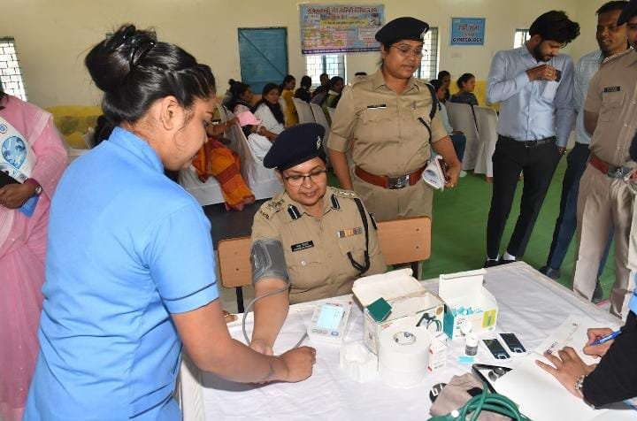 महिला पुलिसकर्मी एवं उनके परिवारजनों ने कराया स्वास्थ्य परीक्षण