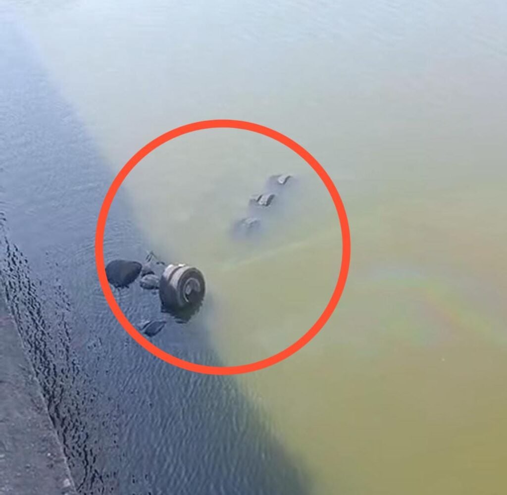 कोपरा नदी में गिरा क्लिंकर से भरा ट्राला