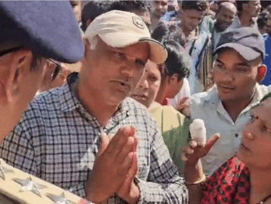 पुरानी रंजिश में केटरिंग कर्मचारी की हत्या, मां भी घायल