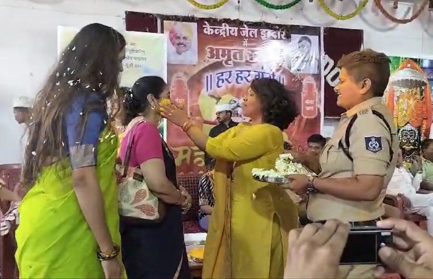 केंद्रीय जेल इंदौर में धूमधाम से मनाया गया फाग बसंत महोत्सव