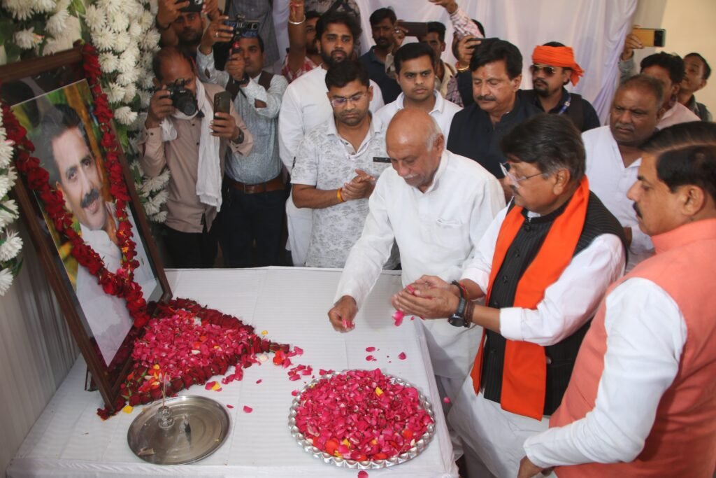 सीएम ने लक्ष्मी ,दयानंद और सावित्री देवी को दी श्रद्धांजलि