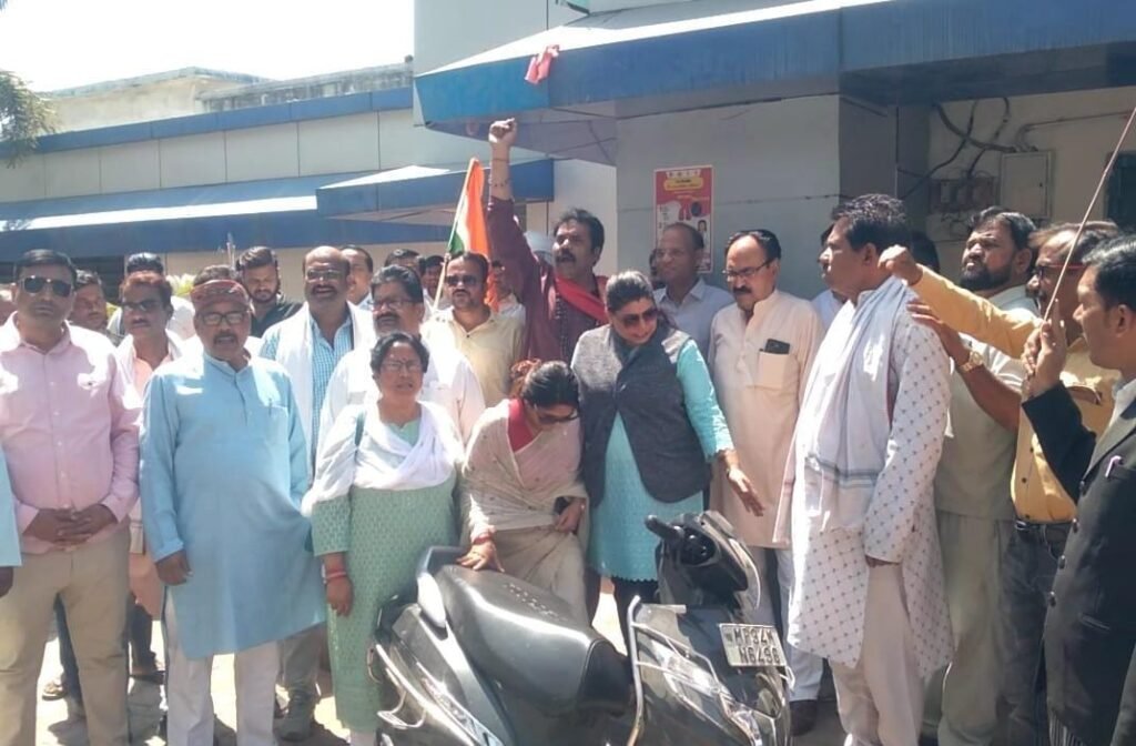 दो प्रसूताओं की मौत पर कांग्रेस ने किया जिला अस्पताल का घेराव 