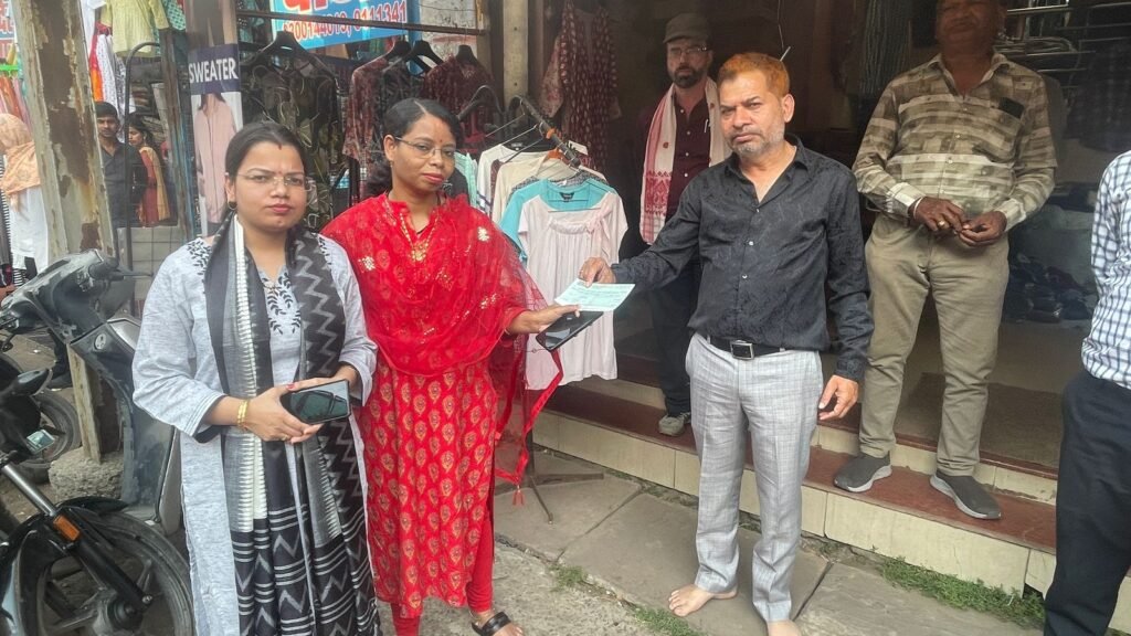 नगर निगम राजस्व टीम ने की कुर्की की कार्रवाई