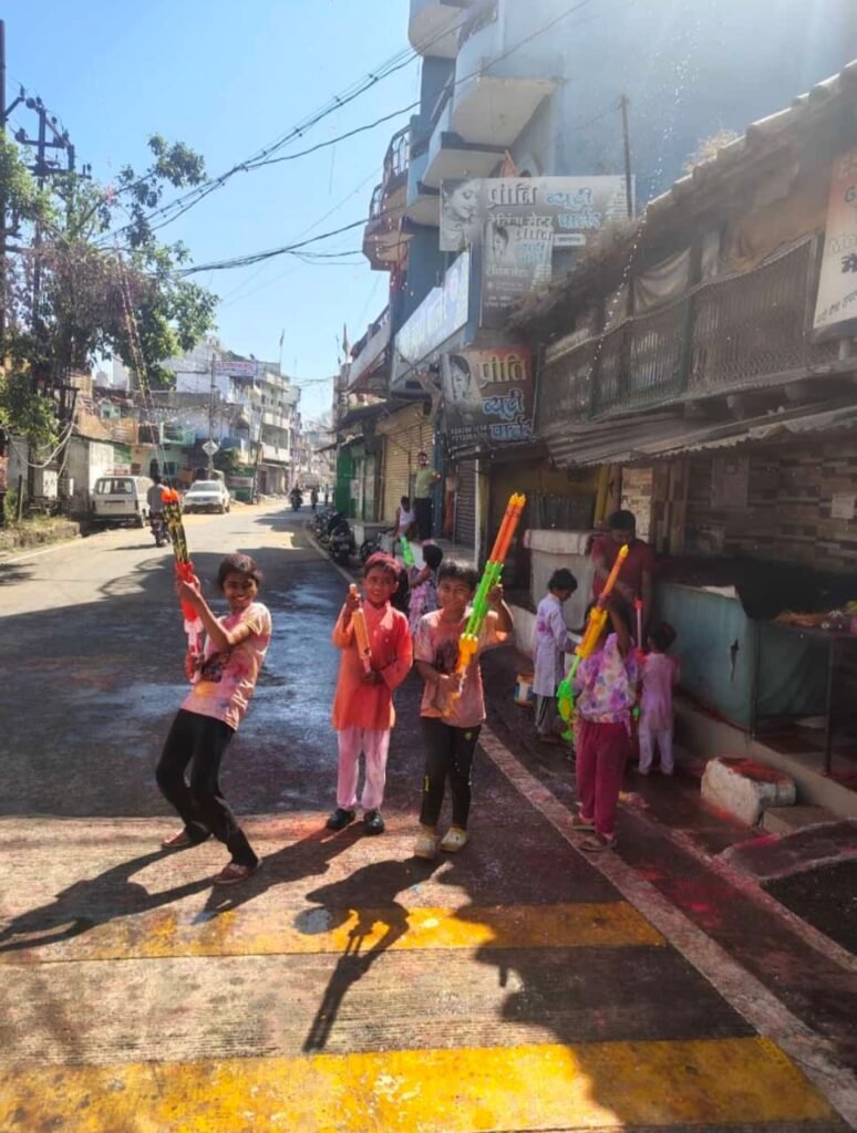 होली पर जमकर उड़ा रंग-गुलाल