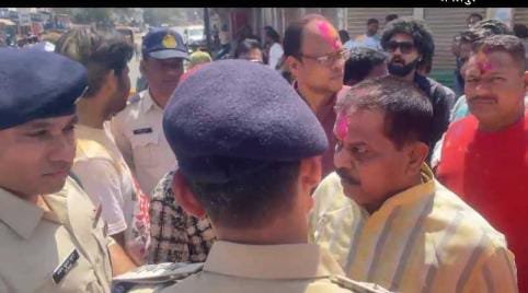 रोड में खेल रहे थे होली, पुलिस ने रोका तो पूर्व विधायक भड़के