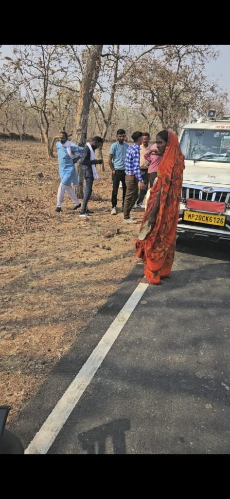 जंगल के बीच मां दबा रही थी तीन वर्षीय बेटी का गला