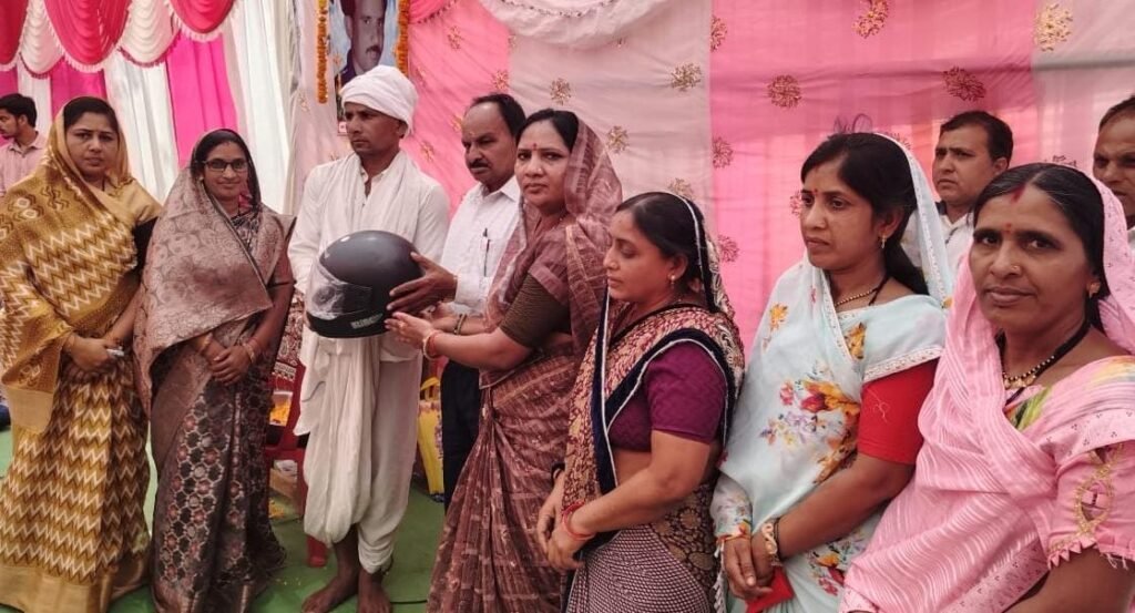 सड़क दुर्घटना में मौत के बाद हुई श्रद्धांजलि सभा में बांटे हेलमेट