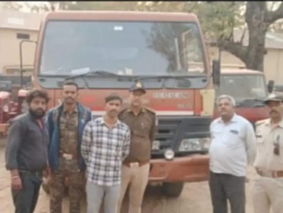 नीलगिरी की अवैध लकड़ी से भरे चार ट्रक जब्त