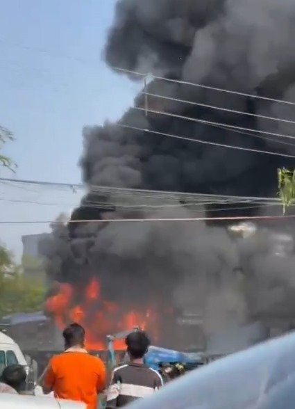 चोइथराम मंडी क्षेत्र में खड़ी ट्रेवल्स बसों में आग, बड़ा हादसा टला