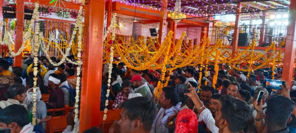 करीला में उमड़ा जन सैलाब, मंदिर में लोहे की सीढ़ी टूटी सीएम यादव के पैर में आई चोट 