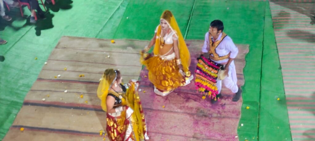 अनरय की फाग, टिमकी की थाप पर नाचती हैं नृत्यांगनायें