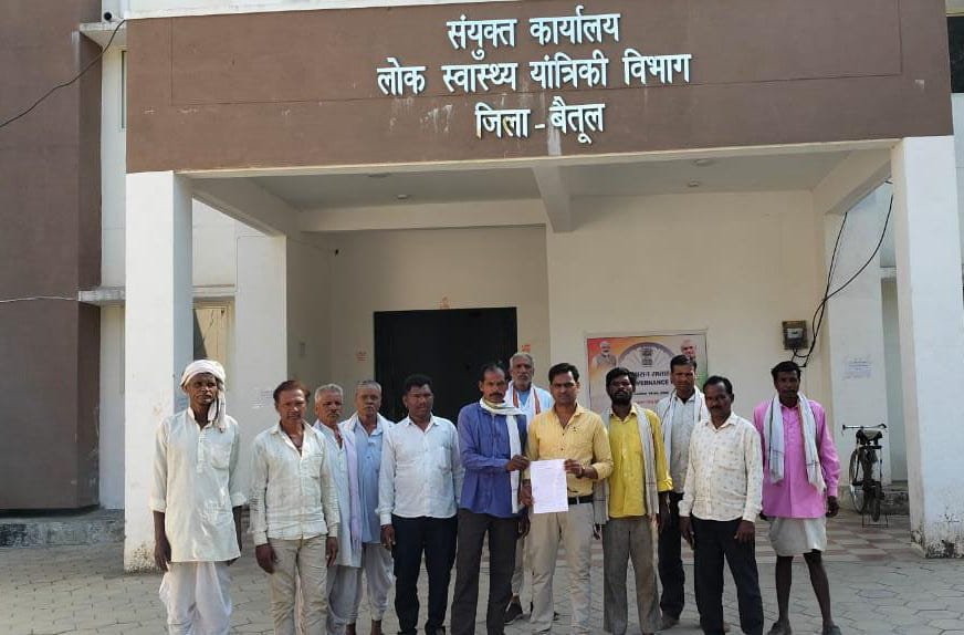 गारपठार में पानी की समस्या ग्रामीणों ने सौंपा ज्ञापन