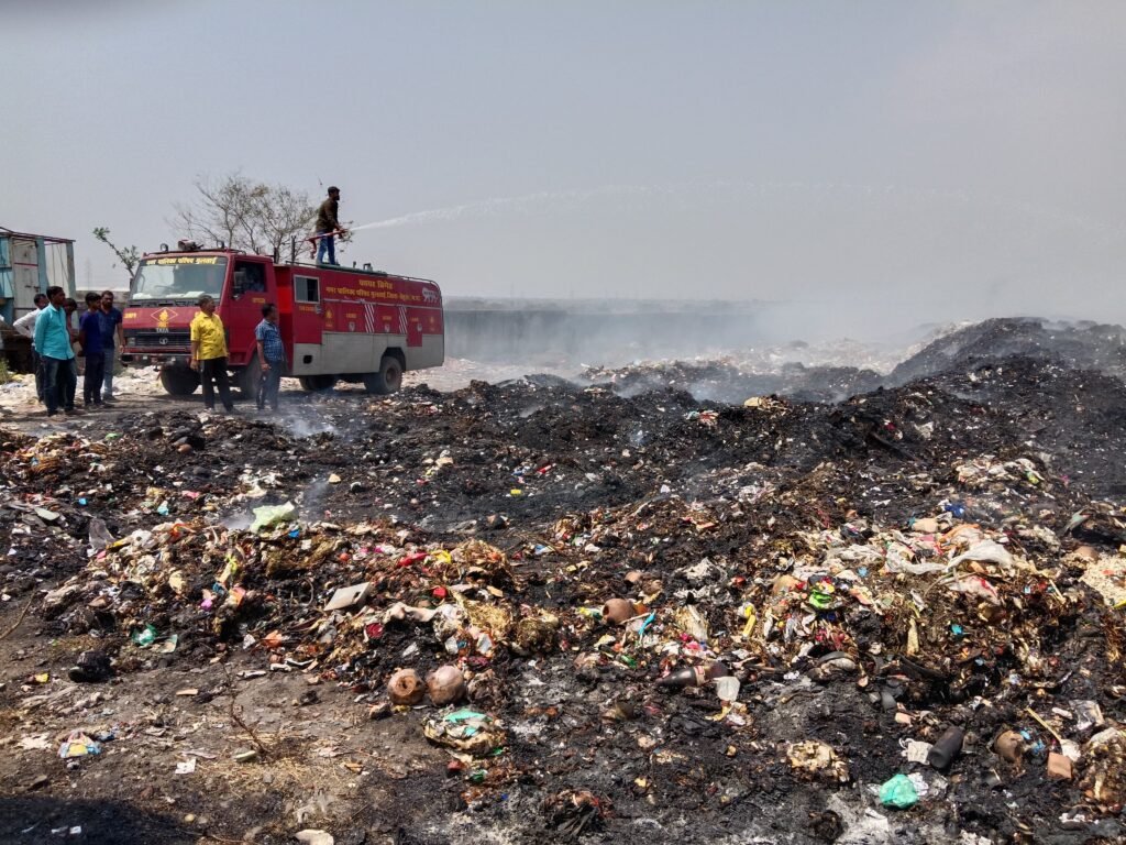 ट्रेन्चिंग ग्राउंड में हजारों टन कचरे में आग