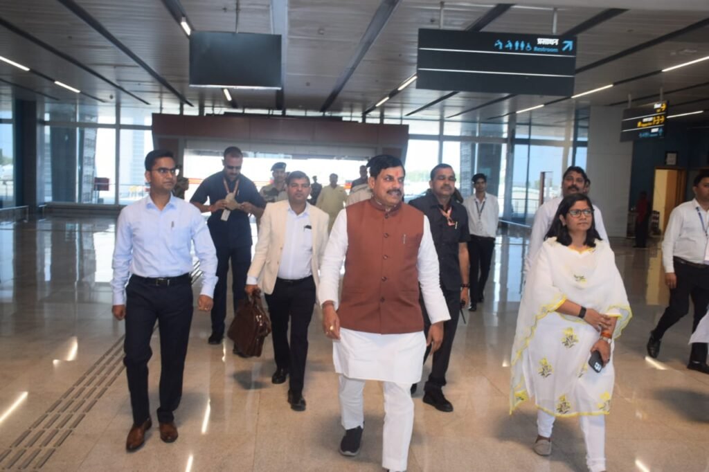 औद्योगिक इकाईयों की सौगातें देने आए मुख्यमंत्री को हवाईअड्डे पर दी गई भावभीनी विदाई