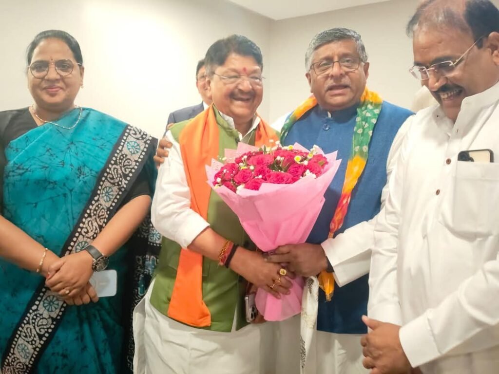 इंदौर आगमन पर भाजपा के वरिष्ठ नेता रविशंकर प्रसाद का स्वागत किया गया।