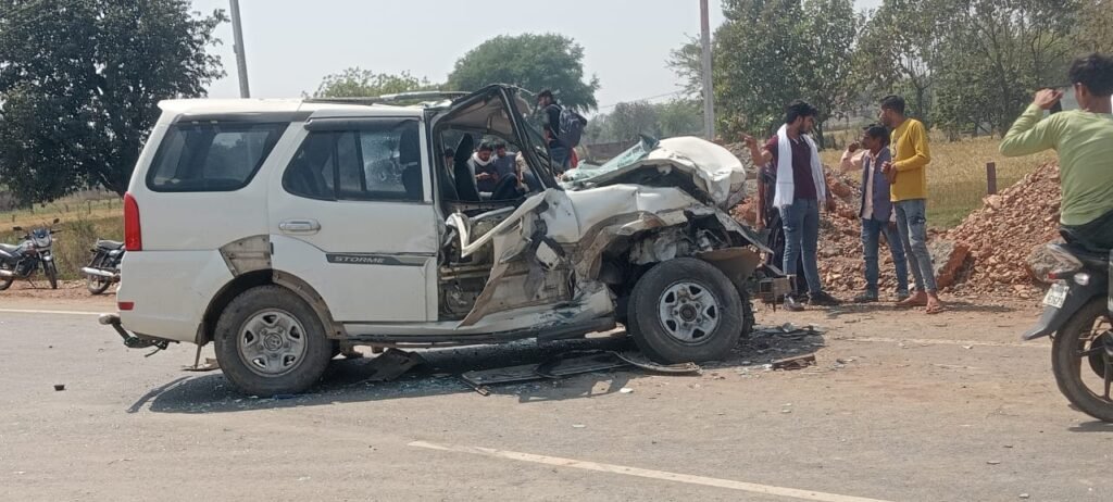 भैसरहा के पास बस और सफारी में भिड़त, तीन गंभीर 