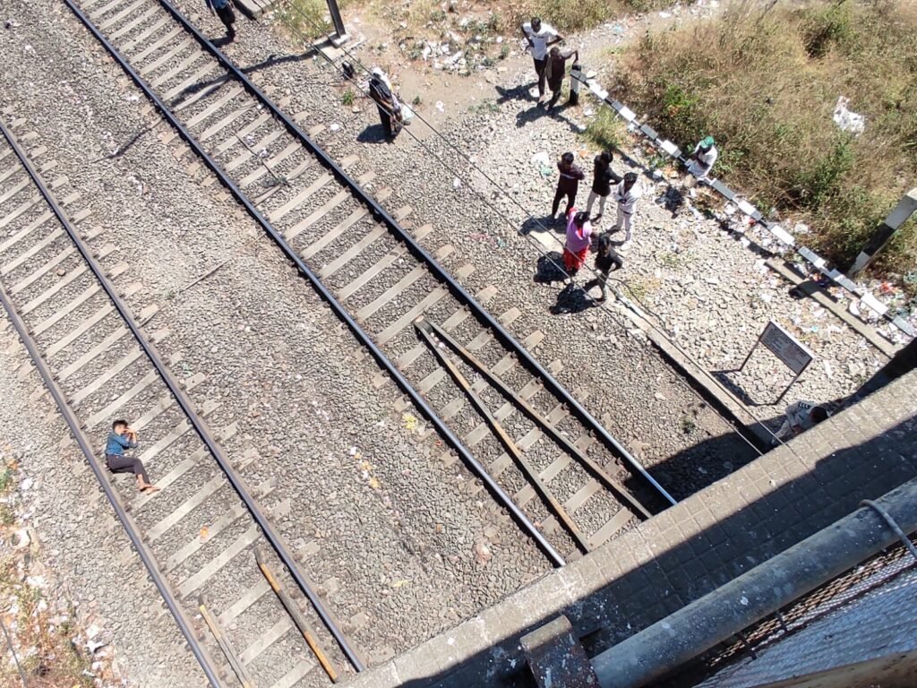 ट्रेन से टकराया युवक, मौत