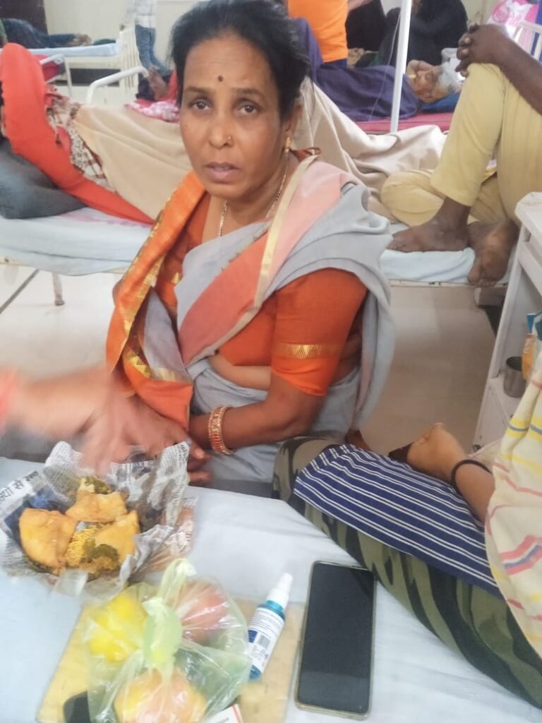 महिलाओं पर मधुमक्खियों ने बोला हमला