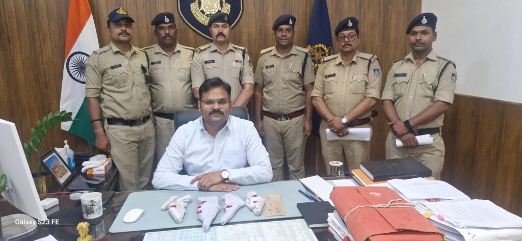 चार नग देसी कट्टे और तीन जिंदा कारतूस के साथ तीन आरोपी पकड़े