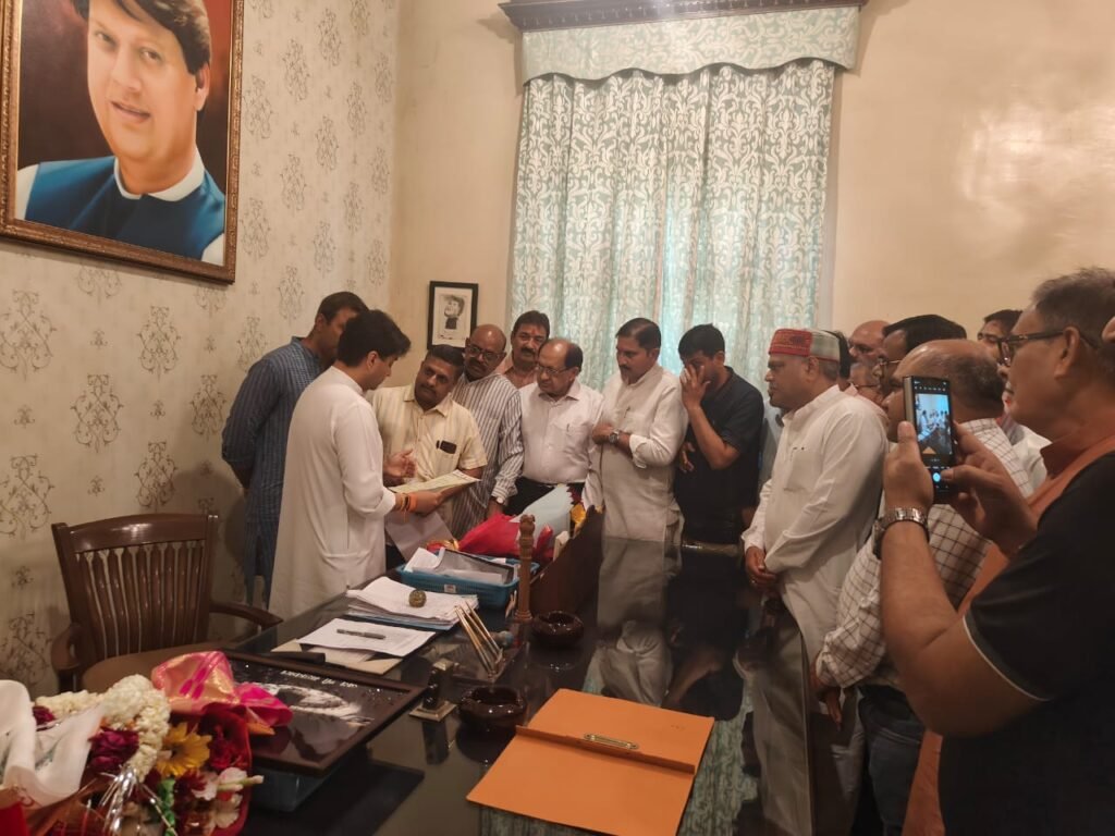 सिंधिया से मिले पेट्रोलियम डीलर्स, पड़ोसी राज्यों की तुलना में बढ़ी कीमतों पर जताई चिंता