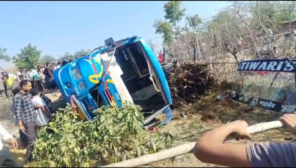 यात्रियों से भरी बस पलटी, चार घायल 