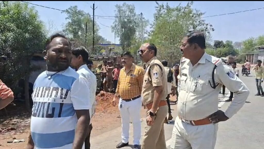 ट्रक की टक्कर से बाइक सवार गर्भवती महिला, पति की मौत