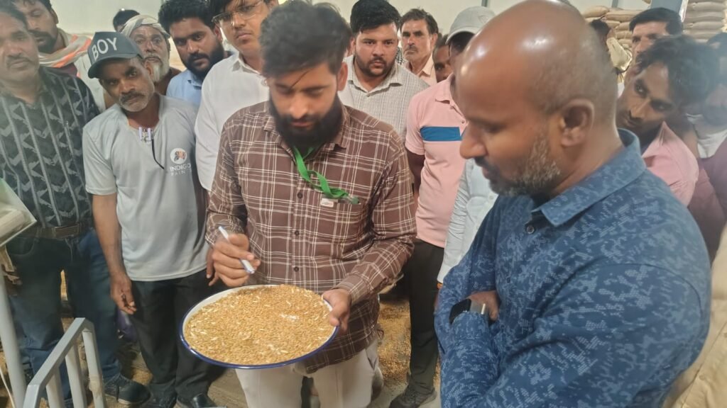 खरीदी केन्द्रों का जायजा लेने पहुंचे कलेक्टर