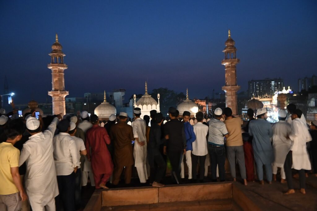 चांद दिखाई दिया कल मनाई जाएगी ईद, बाजार में बढ़ी रौनक  