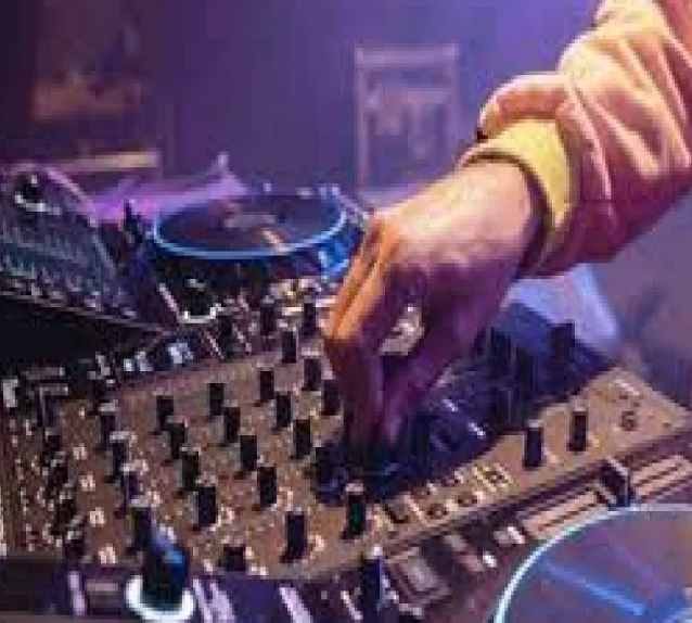 बार में देर रात बज रहा था डीजे