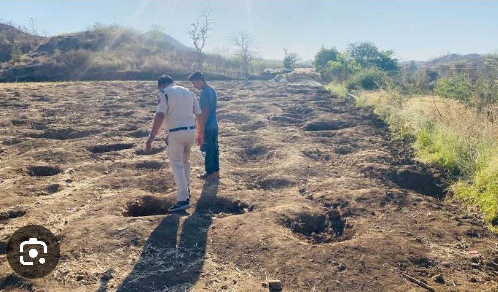 असीरगढ़ गांव के खेत में सोने के सिक्के खोदने जुटे ग्रामीण