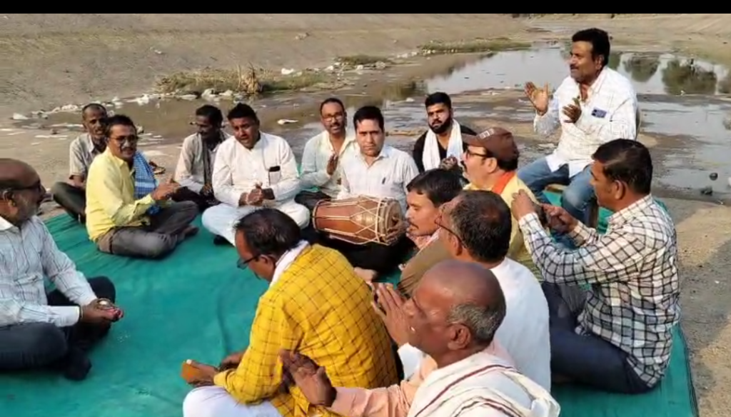 भाकिसं ने नहर में बैठकर किया सद्बुद्धि यज्ञ और हनुमान चालीसा गाई 