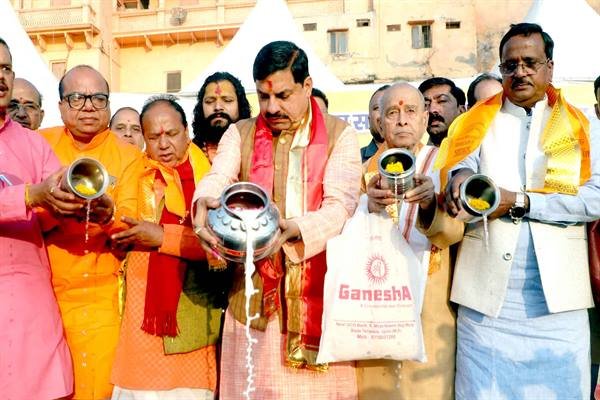 यादव ने विक्रम संवत् 2082 के आरंभ पर सूर्य को अर्ध्य देकर पूजन-अर्चन किया