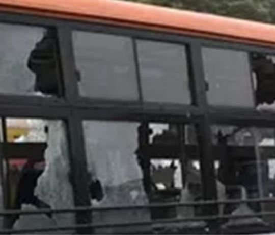 चलती बस पर पथराव, एक यात्री की मौत