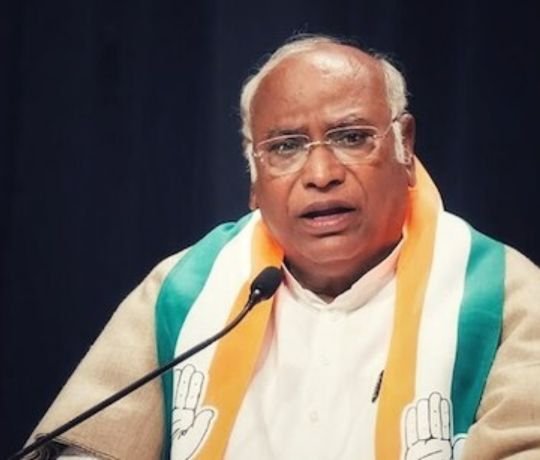 पेट्रोल-डीजल सस्ता खरीदके महंगा बेच रही है सरकार : खरगे