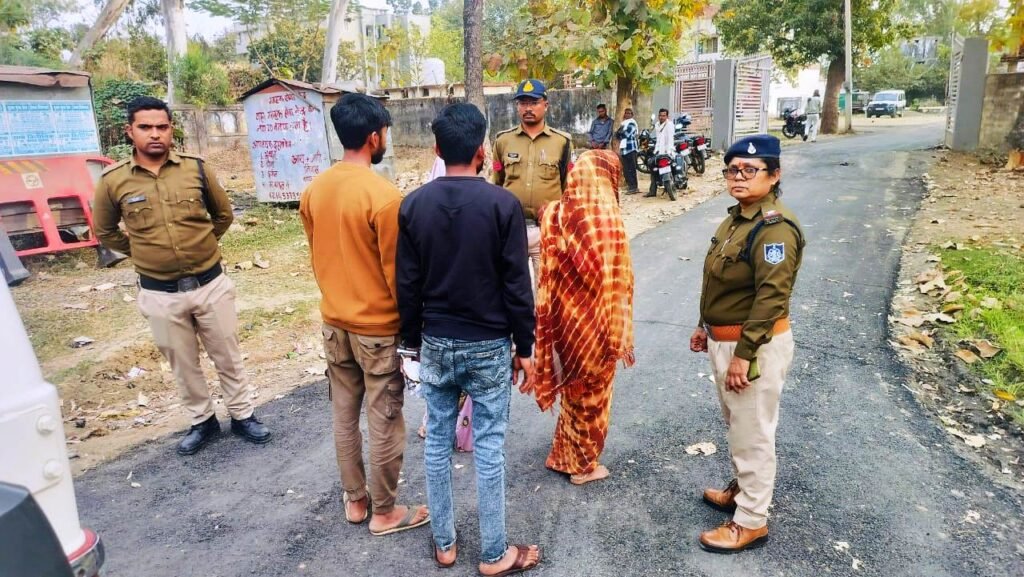 धुम्माडोल डोल में शराब पकड़ने गई पुलिस के साथ धक्का-मुक्की