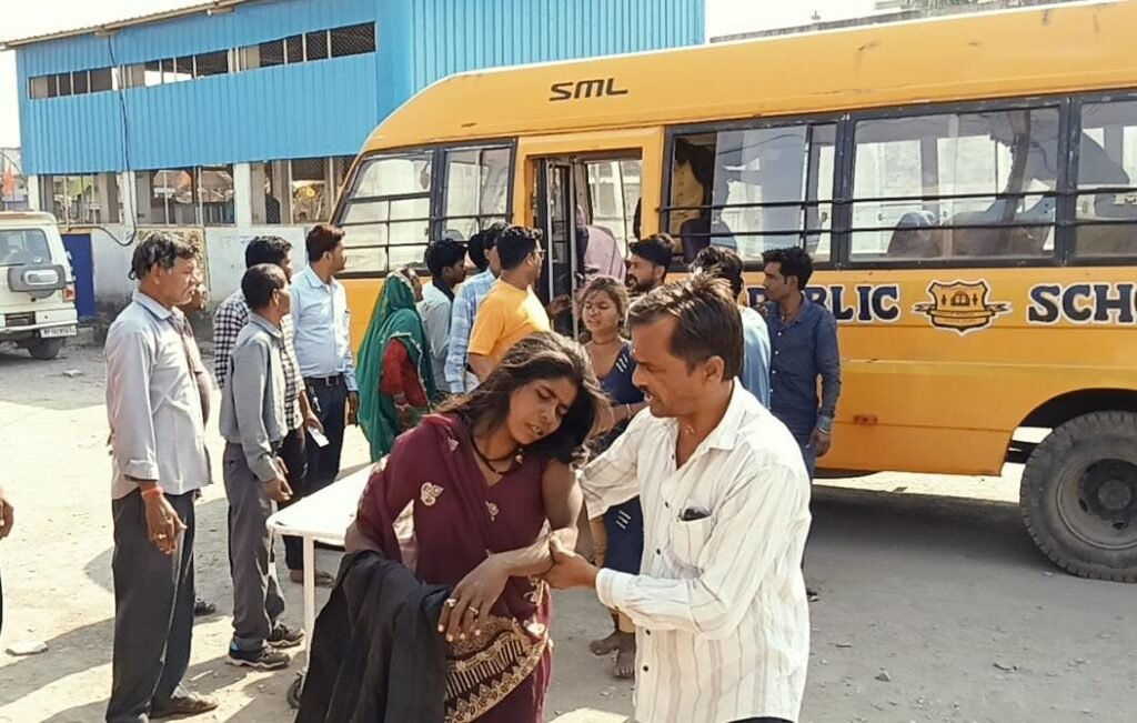 पिकअप अनियंत्रित होकर पलटी, एक महिला की मौत, आधा दर्जन  घायल