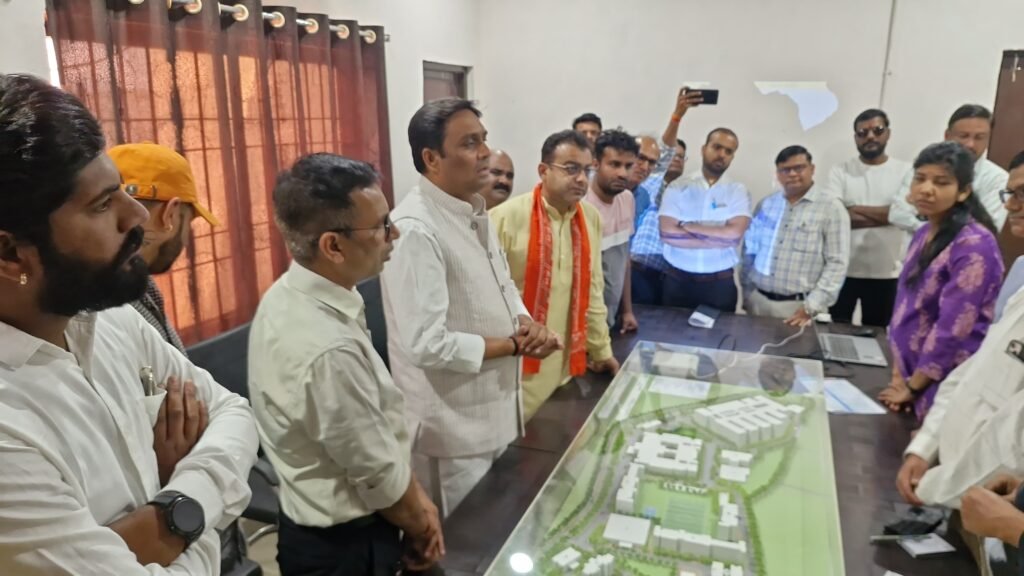 दमोह सांसद ले रहे निर्माणाधीन मेडिकल कॉलेज का जायजा