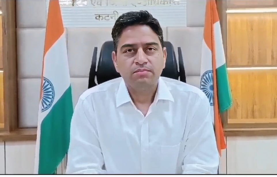 कोताही बरतने पर कनिष्ठ सहायक निलंबित