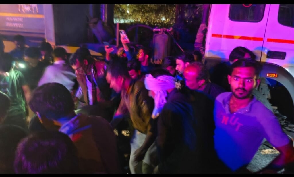 एनएच-719 पर सड़क हादसा: ट्रोला में घुसी बाइक, पति-पत्नी घायल