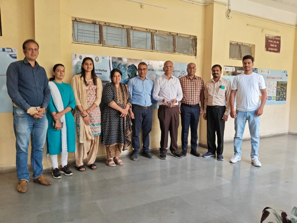 देवी अहिल्या विश्वविद्यालय ने डेटा स्टोरेज सटीकता बढ़ाने विकसित की सेमीकंडक्टर चिप