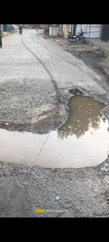 एक हफ्ते से सडक़ों पर बह रहा पानी