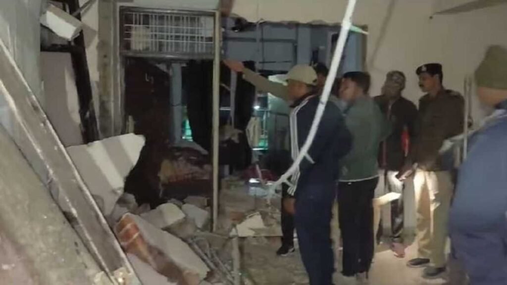 दस मंजिला इमारत में जोरदार धमाका, कई झुलसे, दीवारों में दरार, दो  लिफ्ट भी टूटकर गिरीं