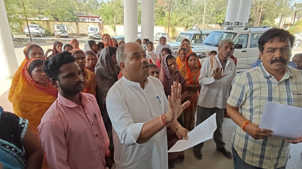 सिंगरौली में कोयला ढोने वाले ट्रक से कुचले लोगों के परिजनों पर दर्ज हो रहे फर्जी मुकदमें