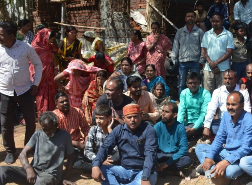 मकान तोड़ने पहुंचा अमला, विरोध में जेसीबी के सामने बैठे लोग