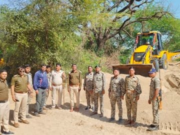 वन विभाग ने रेत माफिया की 2400 ट्रैक्टर ट्रॉली रेत की नष्ट