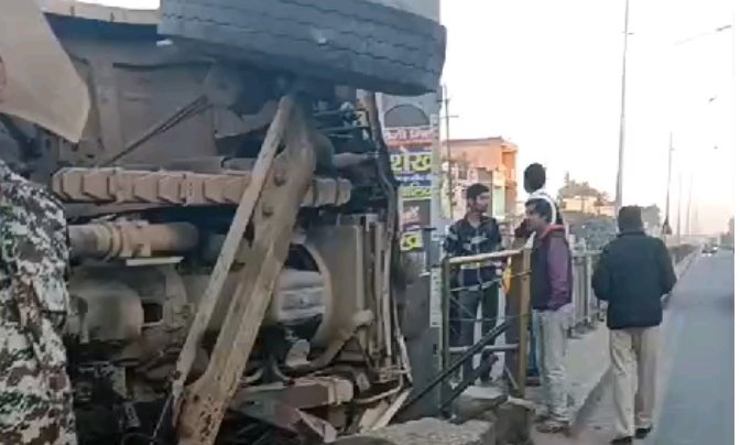 बानमौर में गिटृटी से भरा ट्रक पलटा, हाईवे जाम