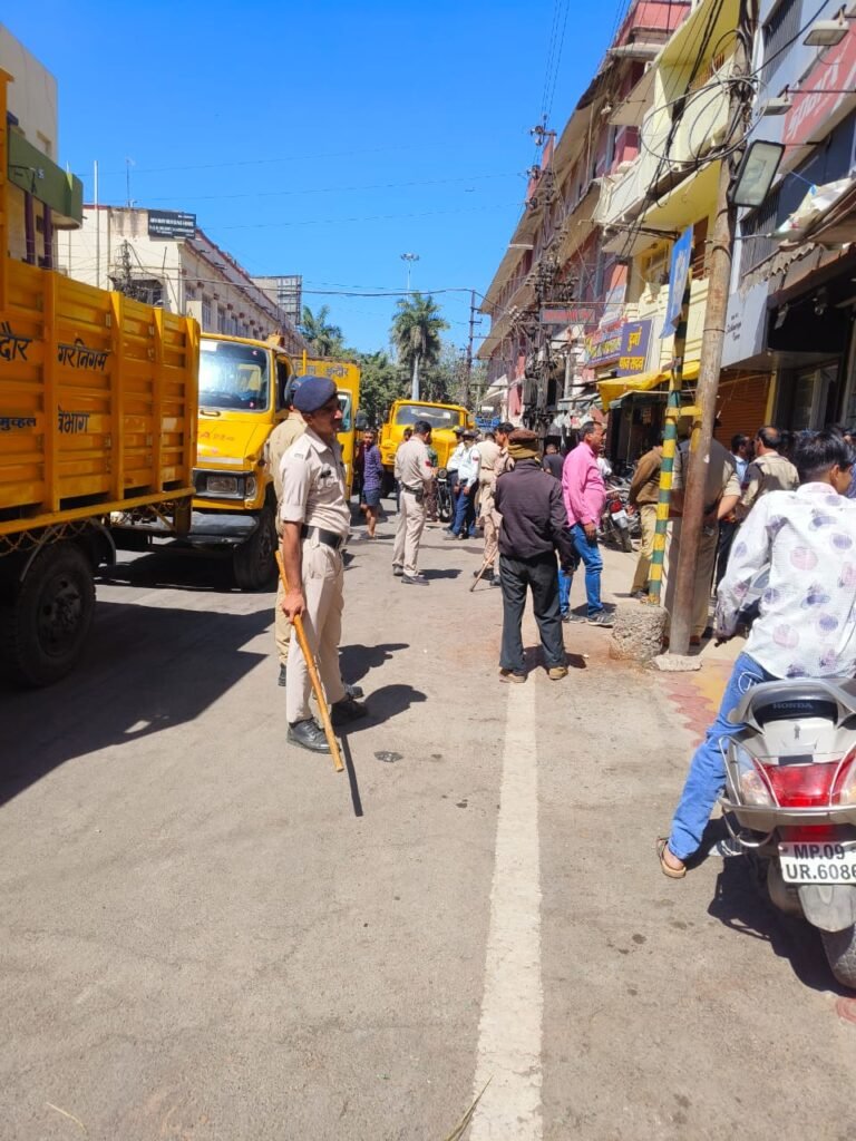 गुरुद्वारे से राजबाड़ा तक चली अतिक्रमण हटाने को मुहिम