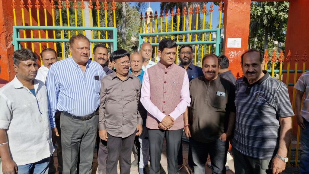 उद्यान विकास कार्यों का महापौर ने किया औचक निरीक्षण