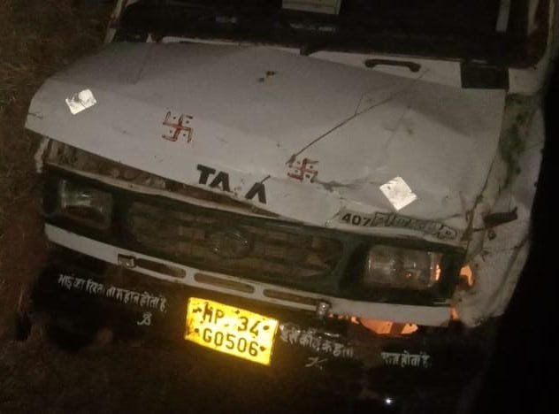 अंधे मोड़ पर अनियंत्रित होकर पिकअप पलटी, एक बराती की मौत, आधा दर्जन से अधिक घायल